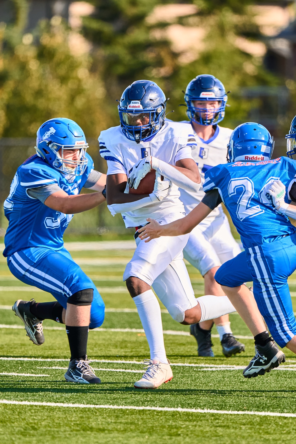 Bandits football player running between defenders
